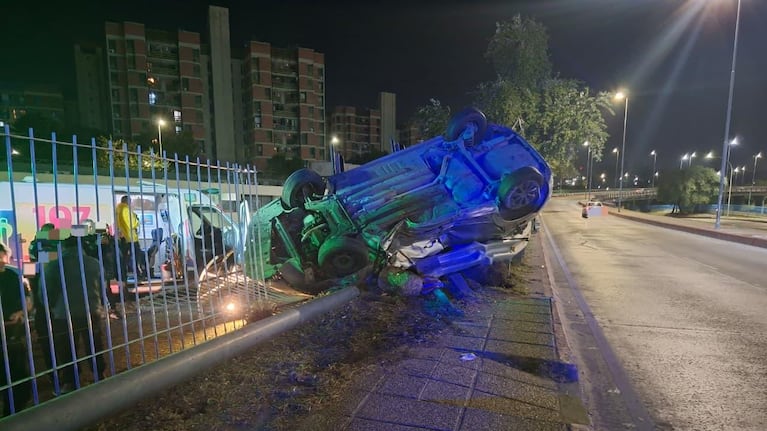 El auto terminó dado vuelta en el el ingreso del Ministerio de Ciencia y Tecnología.