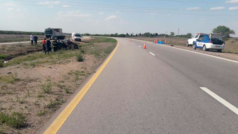 El auto terminó en el cantero central y la víctima, en la banquina.