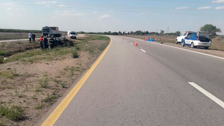 El auto terminó en el cantero central y la víctima, en la banquina.