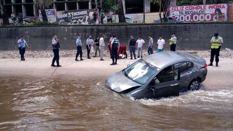 El auto terminó en las aguas del Suquía.