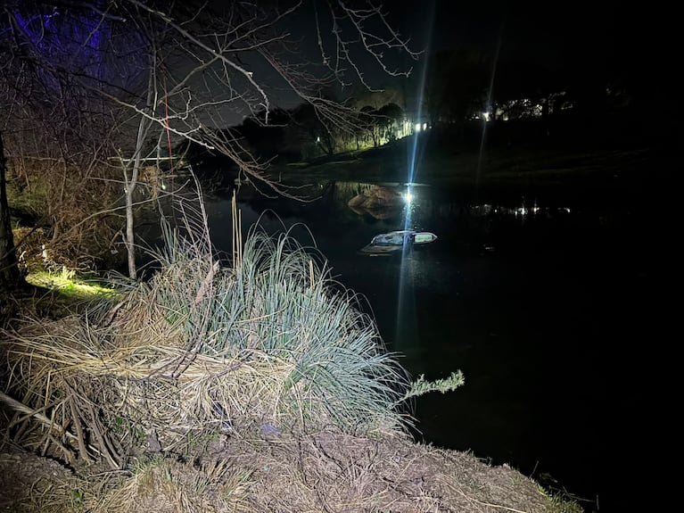 El auto terminó en medio del agua.