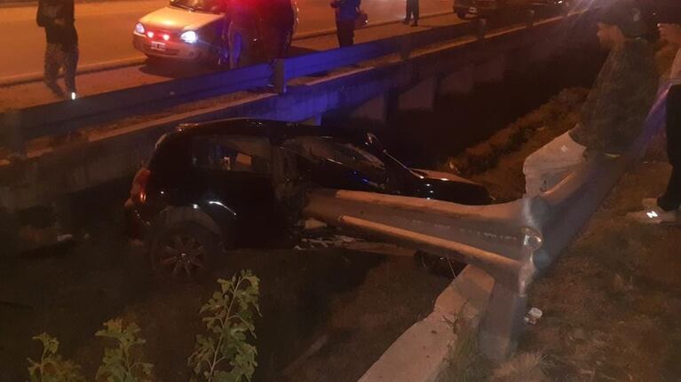 El auto terminó en un desagüe, al costado del camino.