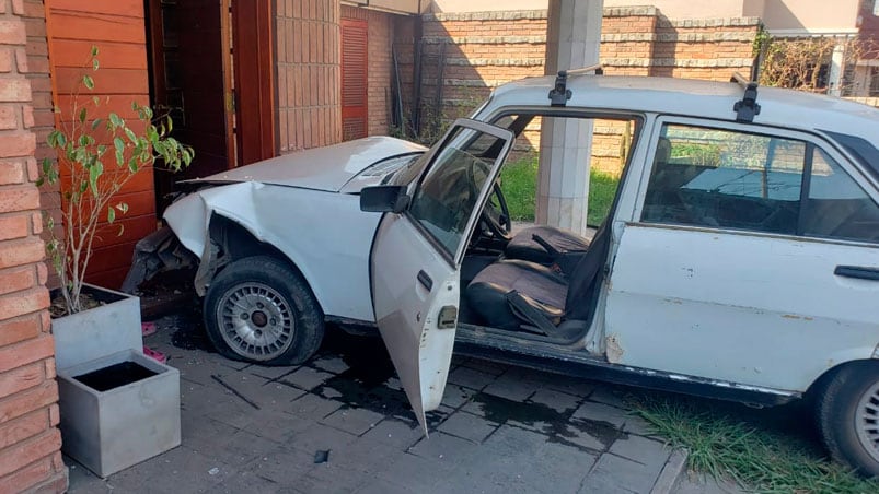 El auto terminó incrustado en la casa y rompió de todo.