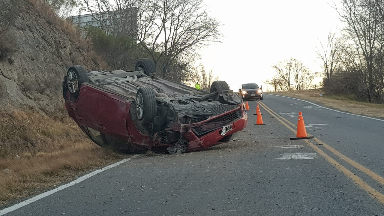 El auto, vacío y dado vuelta en plena colectora.