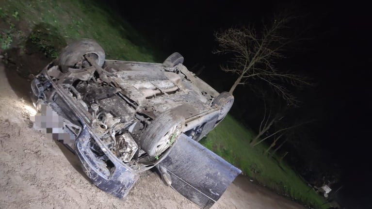 El auto Vento quedó dado vuelta al costado de la calle.