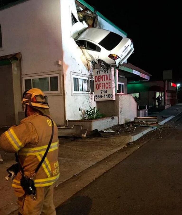 El auto volador: quedó incrustado en la planta alta de un edificio