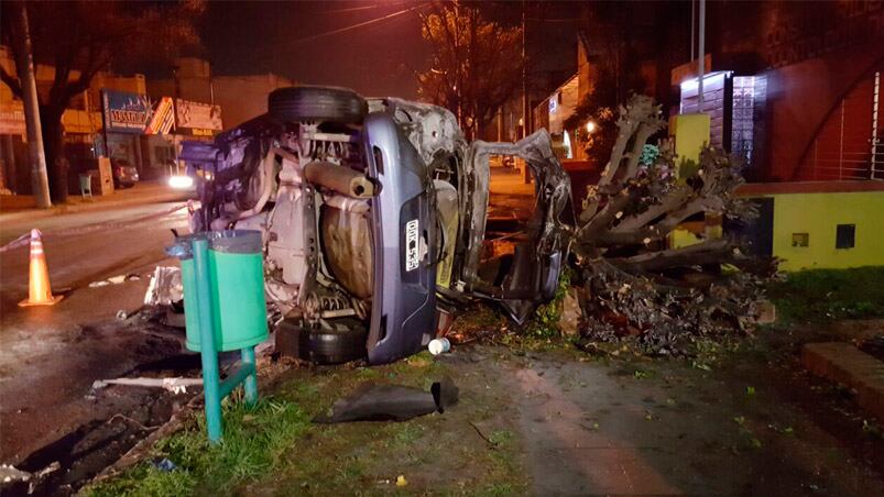 El auto volcó, chocó un árbol y se prendió fuego.