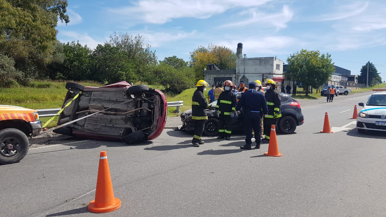 El auto volcó sobre el carril contrario en el que circulaba.