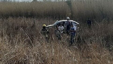 El auto volcó sobre los pastizales de la banquina y el conductor murió.