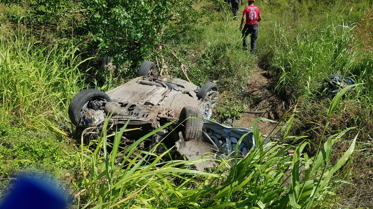 El auto voló 20 metros y quedó destrozado.