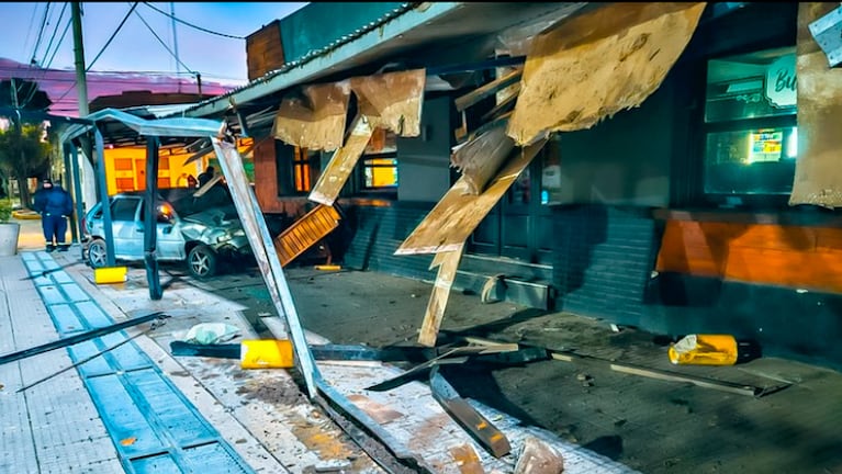 El auto volteó la fachada del bar. Foto: Butté.