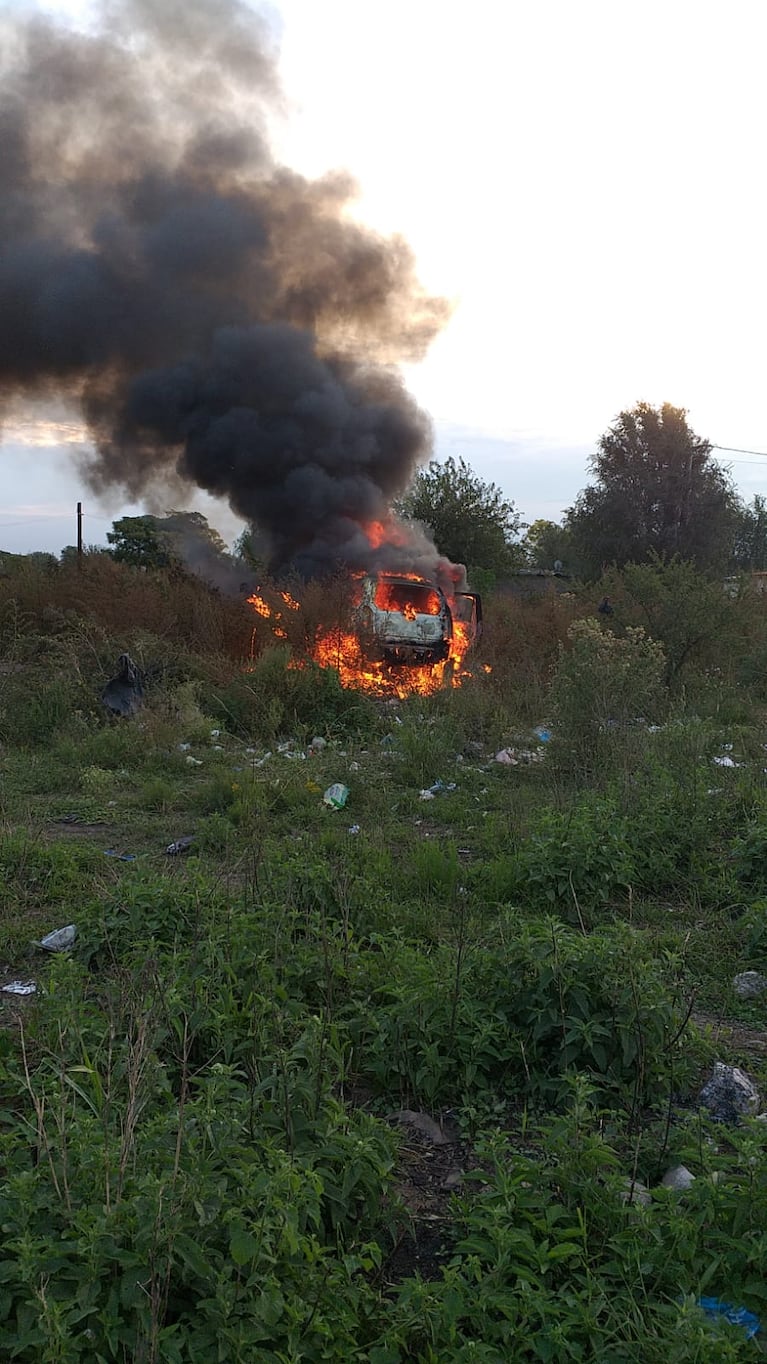 El automóvil en el que se trasladaban los sospechosos fue encontrado en llamas en un barrio cercano. Foto: Prensa Policía