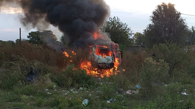 El automóvil en el que se trasladaban los sospechosos fue encontrado en llamas en un barrio cercano. Foto: Prensa Policía