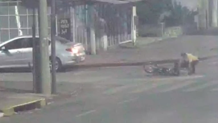 El automovilista dejó tirada a la joven y escapó.