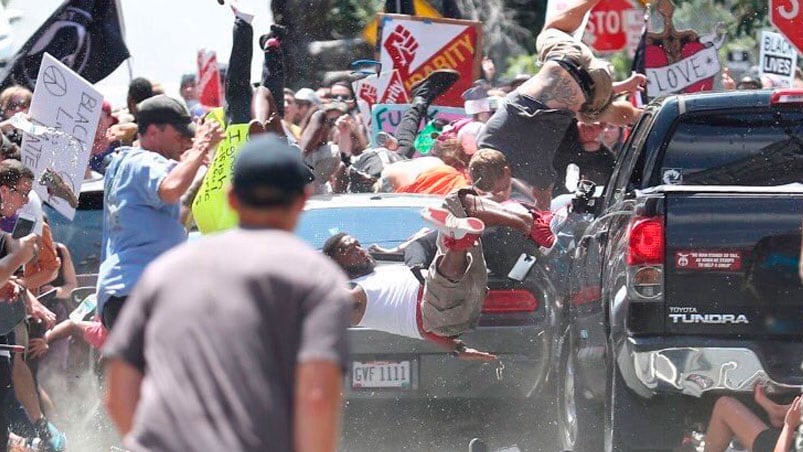 El automovilista fue detenido tras chocar a la multitud.