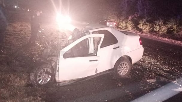 El automovilista habría quedado atrapado en el vehículo.