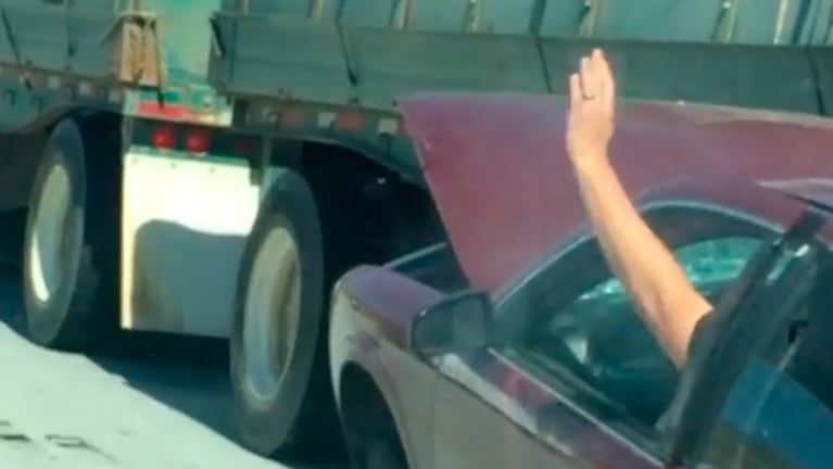 El automovilista pide ayuda tras ser chhocado por un camionero en la Interestatal 15 de California.