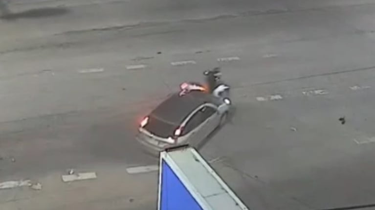 El automovilista realizó una peligrosa maniobra en plena avenida Sabattini.