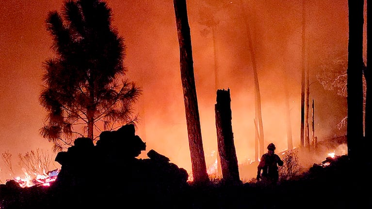El avance del fuego en Villa Yacanto. Foto: Francisco Arias / El Doce.