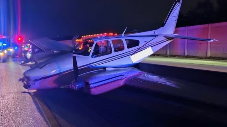 El avión cayó en una autopista de Estados Unidos.