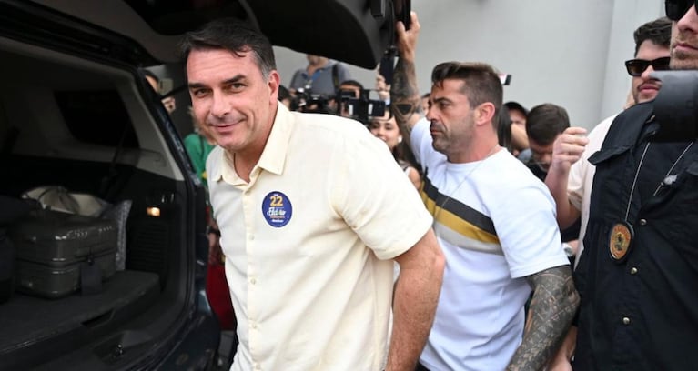 El avión con Bolsonaro y su familia despegó de Puerto Iguazú.