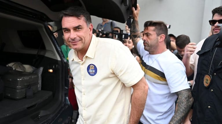 El avión con Bolsonaro y su familia despegó de Puerto Iguazú.