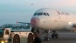 El avión de Latam con su trompa dañada por el granizo.