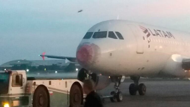 El avión de Latam con su trompa dañada por el granizo.