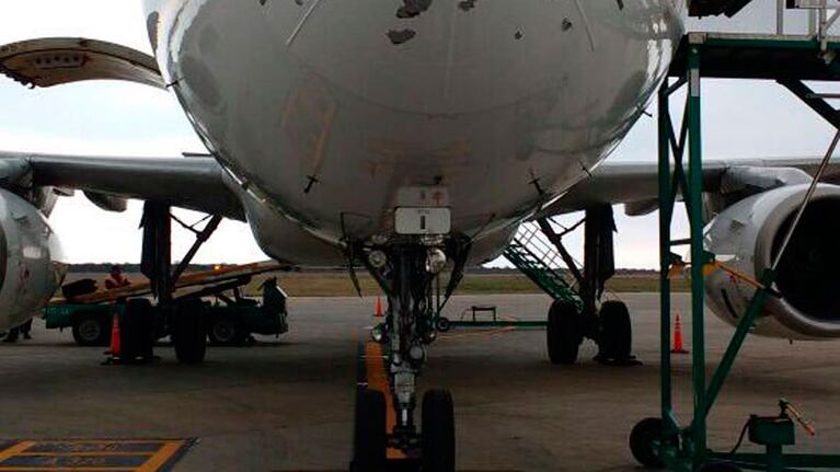 El avión de Latam tenía que salir a las 18 pero se quedará en Termas hasta evaluar los daños.