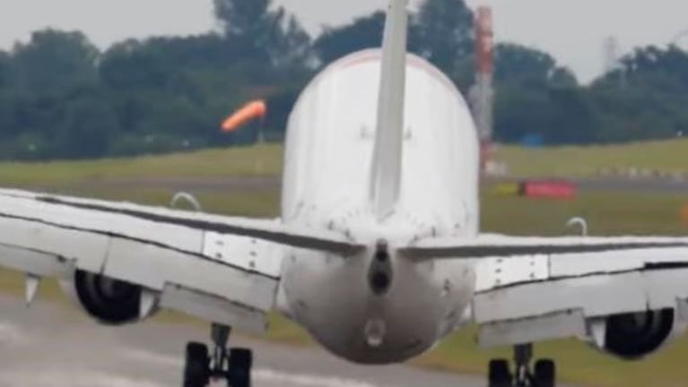 El avión de Norwegian aterrizó y un neumático estalló cuando tocó la pista. 