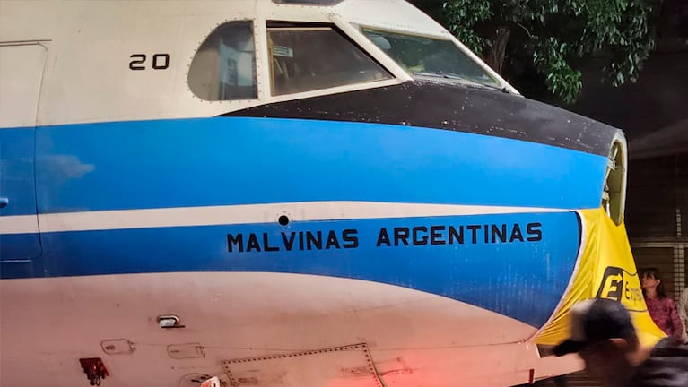 El avión Fokker F-28 llegó a Oliva pasadas las 20. Foto: Francisco Arias/El Doce.