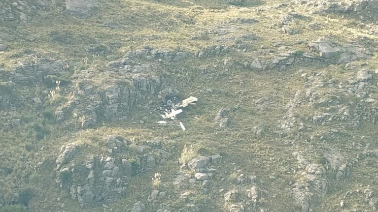 El avión fumigador se estrelló contra una ladera de difícil acceso.