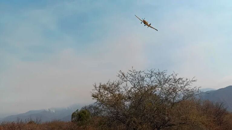 El avión hidrante desapareció en el cerro Velasco.