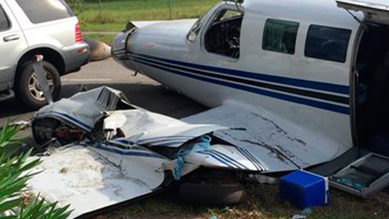 El avión le pegó a dos autos que circulaban por la calle de San Petesburgo, Florida.