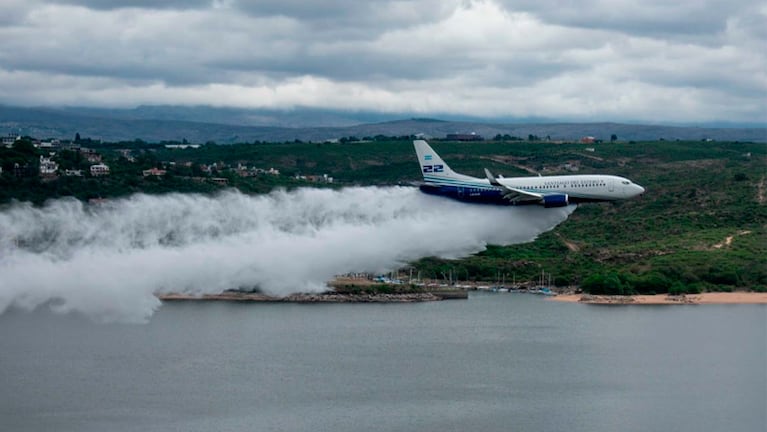El avión que sorprendió en el lago San Roque.