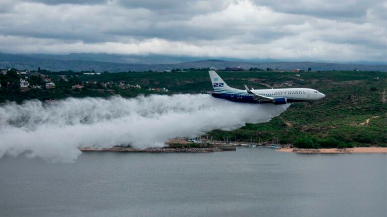 El avión que sorprendió en el lago San Roque.