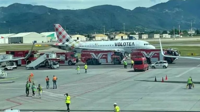 El avión que succionó al hombre en Italia.