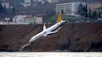 El avión quedó a centímetros del agua. 