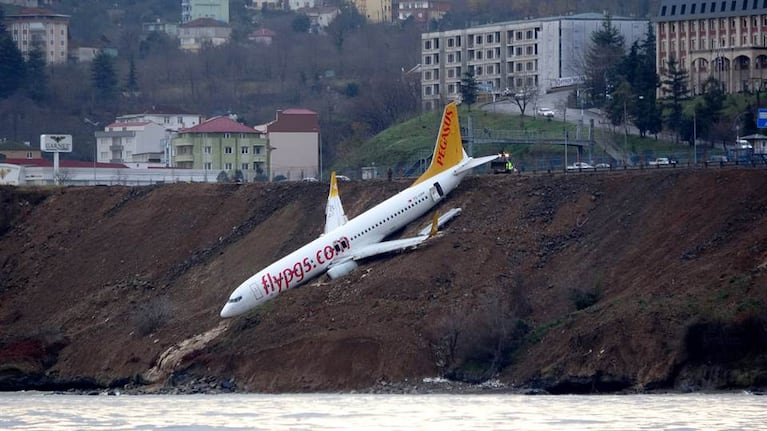 El avión quedó a centímetros del agua. 