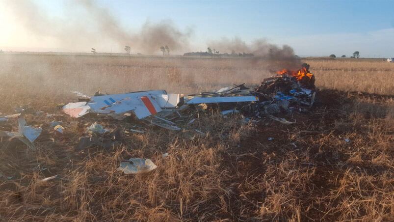 El avión quedó totalmente destruido al caer a tierra.