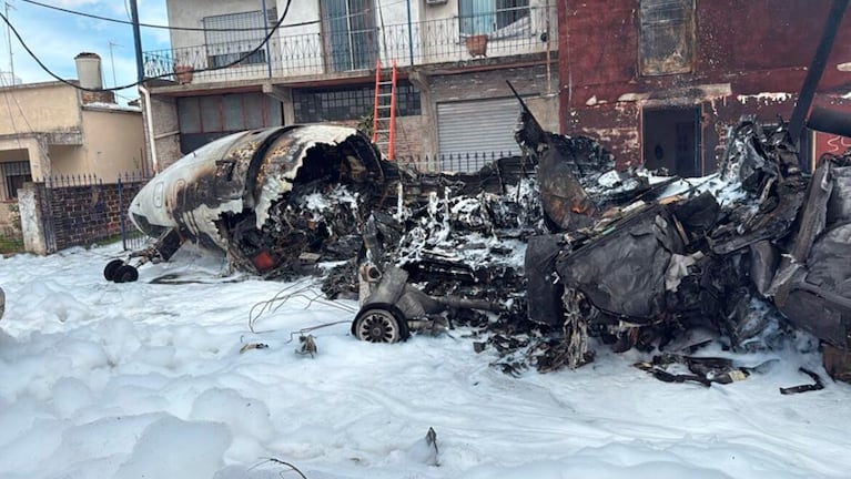 El avión se prendió fuego tras estrellarse contra las viviendas.