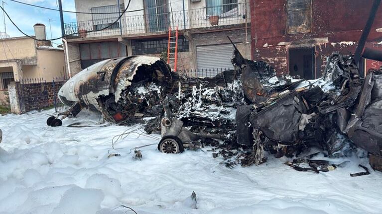 El avión se prendió fuego tras estrellarse contra las viviendas.