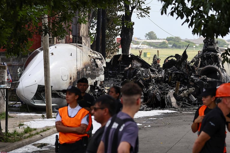 El avión se prendió fuego tras estrellarse contra una vivienda.