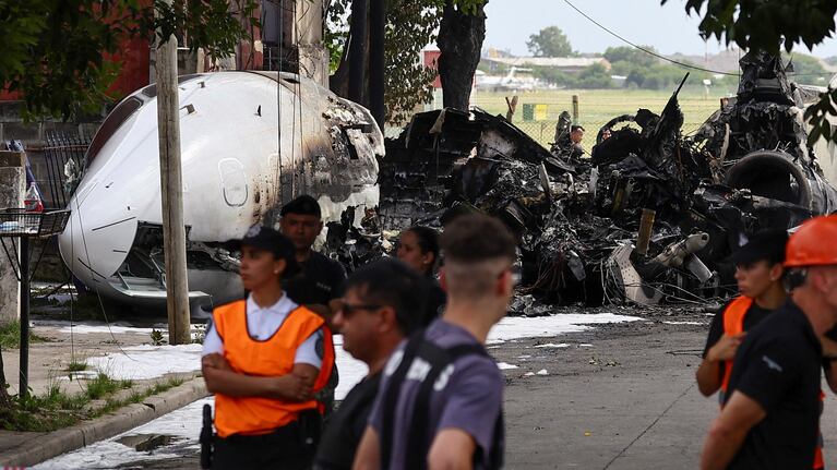 El avión se prendió fuego tras estrellarse contra una vivienda.