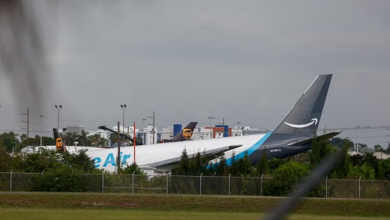 El avión tenía el logo de Amazon.