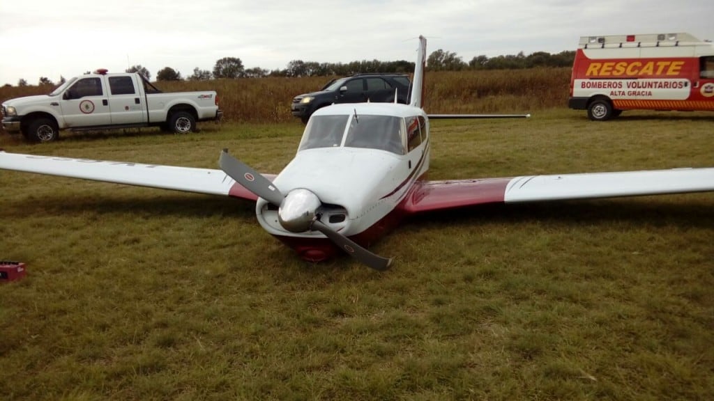 El avión volvió a tierra sin el tren de aterrizaje. 