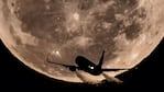 El avión y la luna llena en Córdoba. Foto de archivo: Sebastián Borsero.