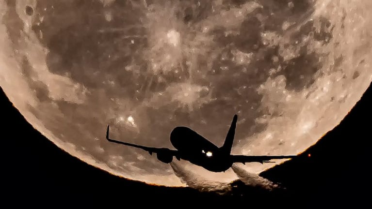El avión y la luna llena en Córdoba. Foto de archivo: Sebastián Borsero.