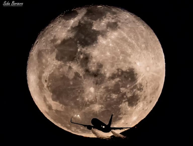 El avión y la luna llena: un cordobés logró la foto tras dos años de espera