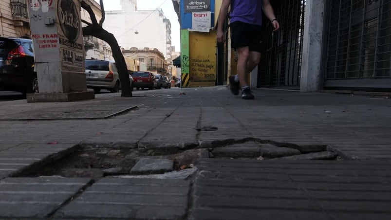 El bache estaba en medio de la vereda. 